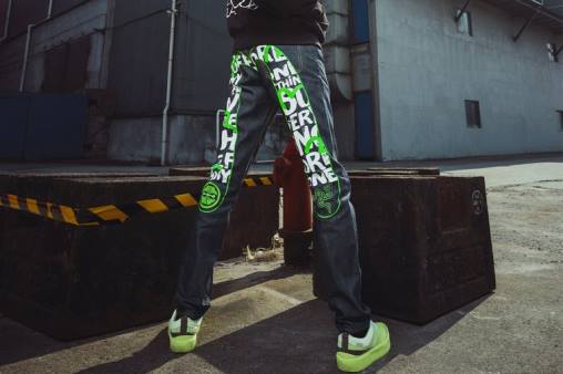 Razer Vaqueros carrot-fit con bordado y estampado daicock de evisu #2017 HP4J192 vestir un color